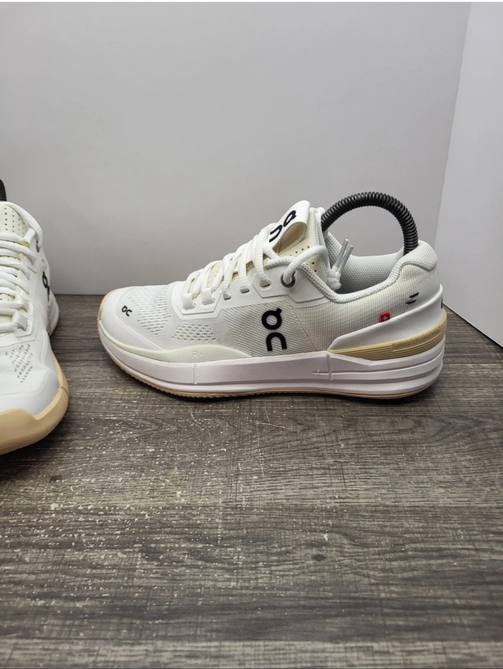 On The Roger Pro 2 White Beige Tennis Shoes Sneakers Womens Size 7.5 - Picture 2 of 11